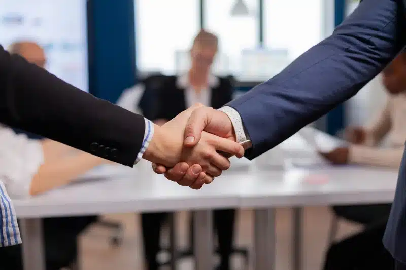 Coaching et formation professionnelle à Montpellier - poignée de main entre deux collaborateurs en entreprise