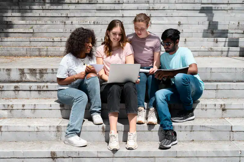 Coaching scolaire à Montpellier - lycéens échangeant sur les marches, accompagnement Parcoursup